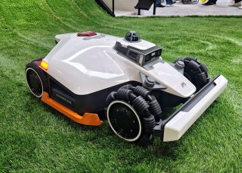 I just watched Mammotion’s new flagship lawnbot scale an astroturf mountain, and it was mesmerizing