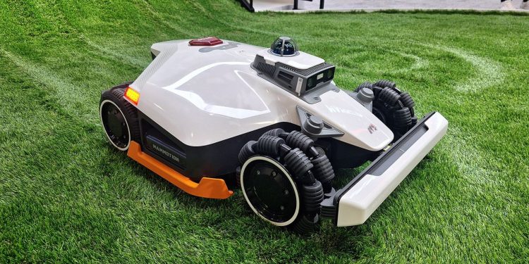 I just watched Mammotion’s new flagship lawnbot scale an astroturf mountain, and it was mesmerizing