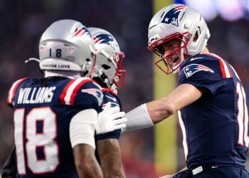 Patriots hold off Texans in turnover-filled divisional round playoff game