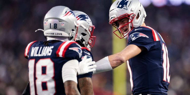 Patriots hold off Texans in turnover-filled divisional round playoff game