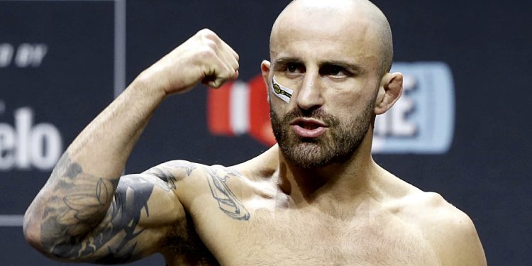 Alexander Volkanovski defeats Diego Lopes in UFC 325 main event