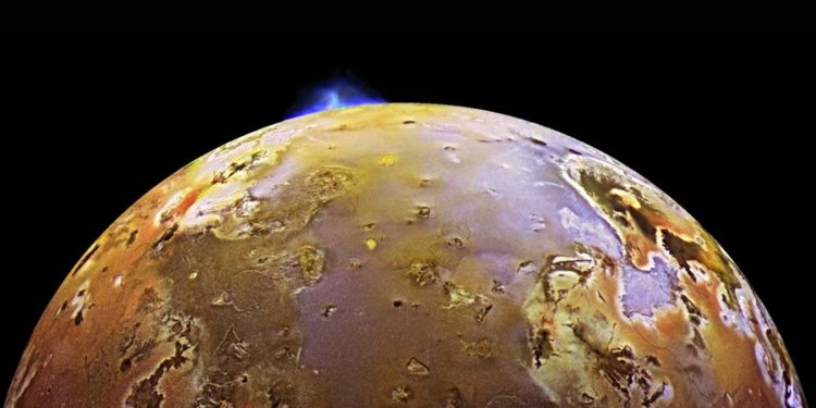 Synchronised volcanic eruptions on Io hint at a spongy interior
