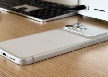 Those Lines On The Sides Of Your iPhone Aren’t A Design Feature – Here’s What They Do