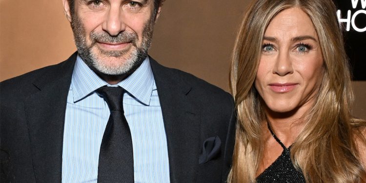 How Jennifer Aniston, Jim Curtis Navigate Conflict