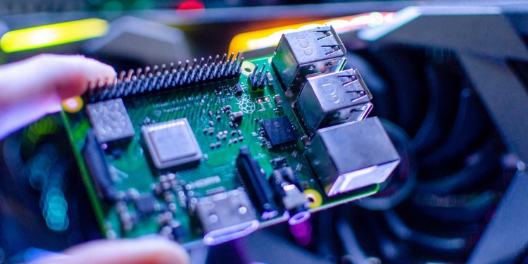 5 Tiny Raspberry Pi Projects That Can Fit In The Palm Of Your Hand