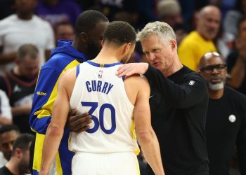 “Class Act”: NBA Legend Chokes Up on Camera Over Steve Kerr’s Courtside Moment With Warriors Stars