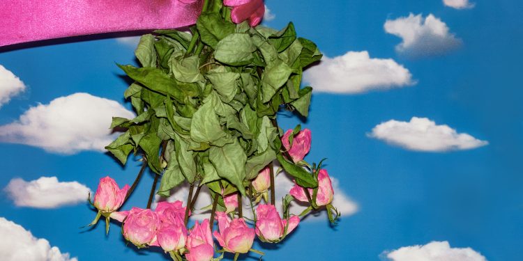 Why Mixed Signals Make Someone More Attractive, According to Therapists