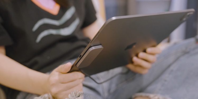 This $28 Amazon Accessory Is The Closest Thing To A Wireless Charger For Your iPad