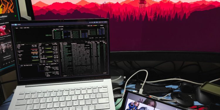 I tested four Linux tiling window managers and one of them clearly won me over