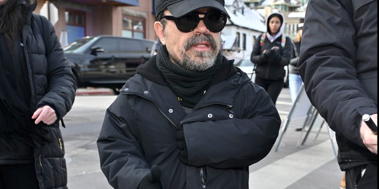 Peter Dinklage rescues legendary columnist from icy stoop