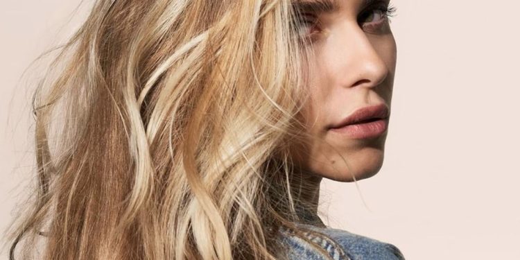 Celebrity Colorist Tips ’90s Blonde Hair: Foiled Cashmere Method