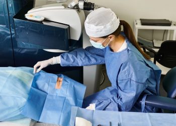 Surgeon wears Apple Vision Pro to fix cataract in medical first