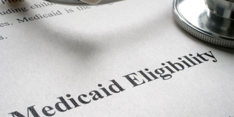 La búsqueda de Trump de inscritos indocumentados en Medicaid arroja muy pocos infractores