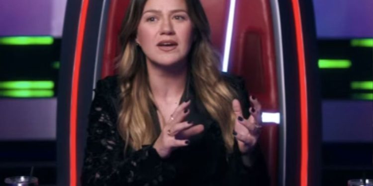 Kelly Clarkson Flexes ‘Super Steal’ on The Voice Battles, Blocking Legend and Levine