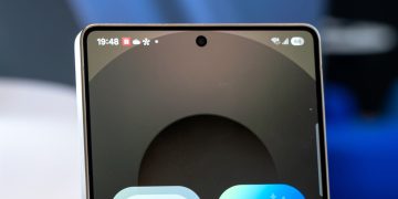 Here’s What A White Dot On Your Android Phone’s Screen Means