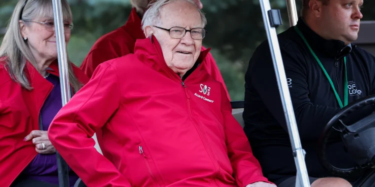 The Billionaire Civil War: Warren Buffett Defends Charity Against Conservative Backlash