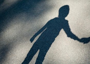 “Me engañaron”: agentes encadenan a un padre que había ido al ICE a reunirse con sus hijos