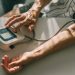 ¿Qué tan bajo se puede llegar? Las cambiantes guías para el control de la presión arterial