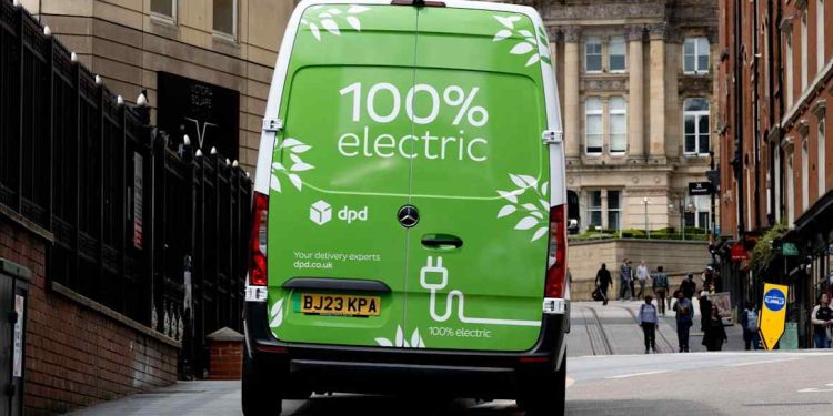 UK backs switch to electric trucks and vans with £1bn funding