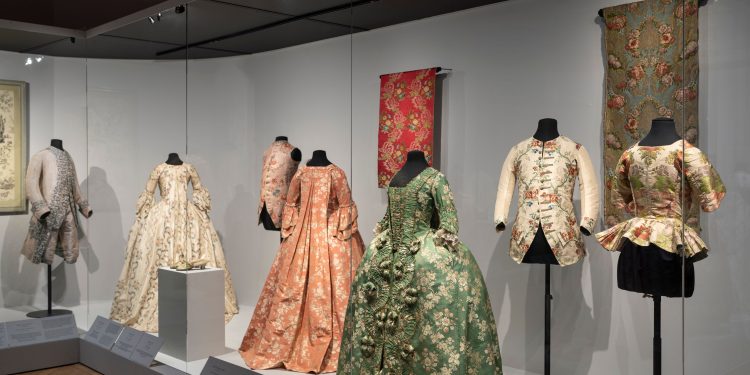 In Paris, the Palais Galliera Pays Tribute to the Powdered and Panniered, Past and Present