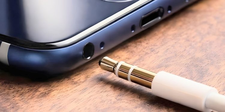 2.5mm Vs. 3.5mm Headphone Jack: What’s The Difference?