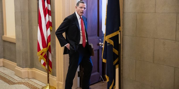 Senate Republicans manage to unstick immigration funding bill
