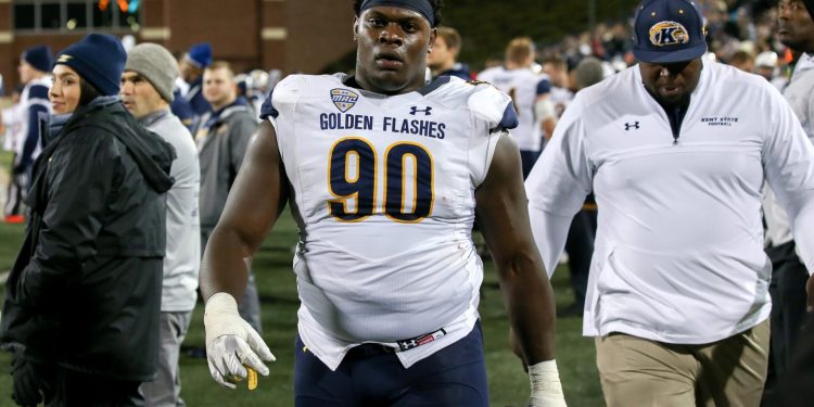 Ex-NFL star who squatted 700lbs lands devastating 11-second KO to become an MMA champion