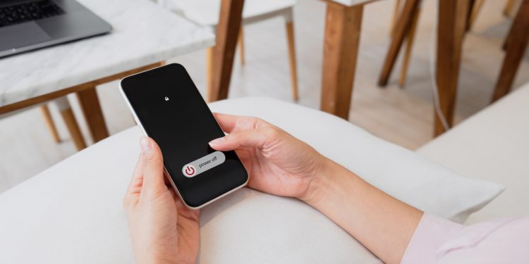 3 Reasons You Don’t Need To Power Off Your Phone Before Bed