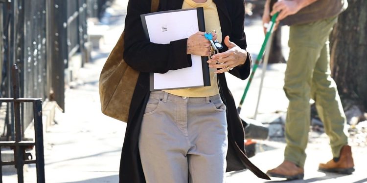9 Earth-Toned Denim Outfits With the Celebrity & Editor Seal of Approval
