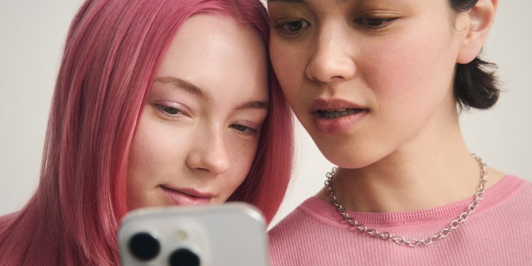 3 Signs You’re the ‘Fringe Friend’ of Your Group, According to a Psychologist