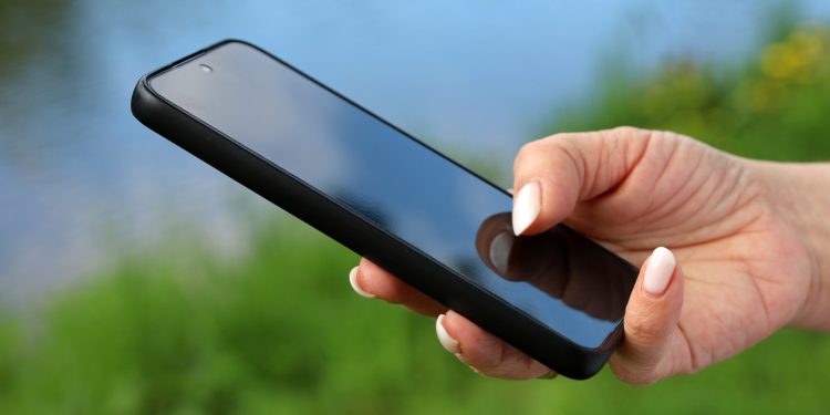 5 Android Phone Screens That Look Great In Bright Sunlight