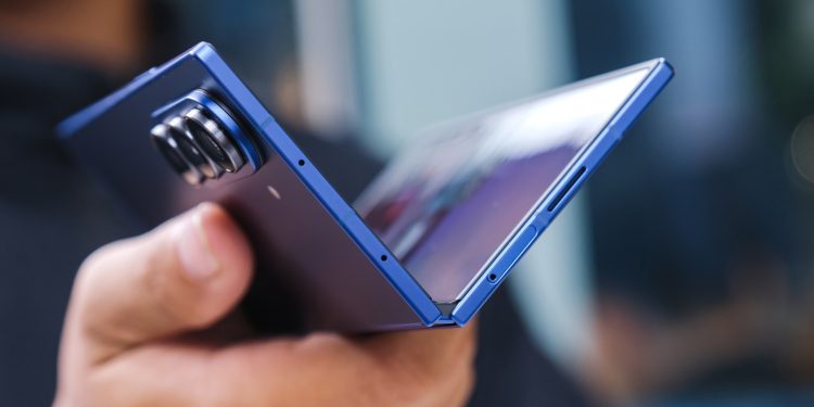 4 Useful Accessories Every Foldable Phone Owner Needs