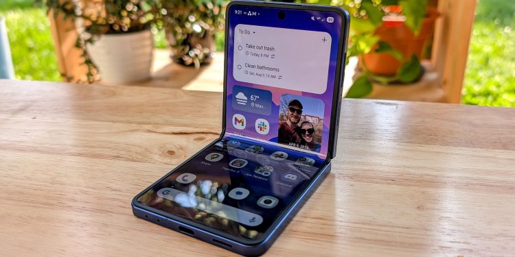 Samsung admitting defeat to Motorola? Galaxy Z Flip 8 could be its last flip phone