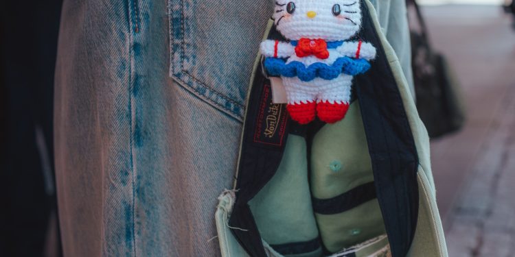 The Hip New Thing in Street Style? It’s Hanging from Your Waist