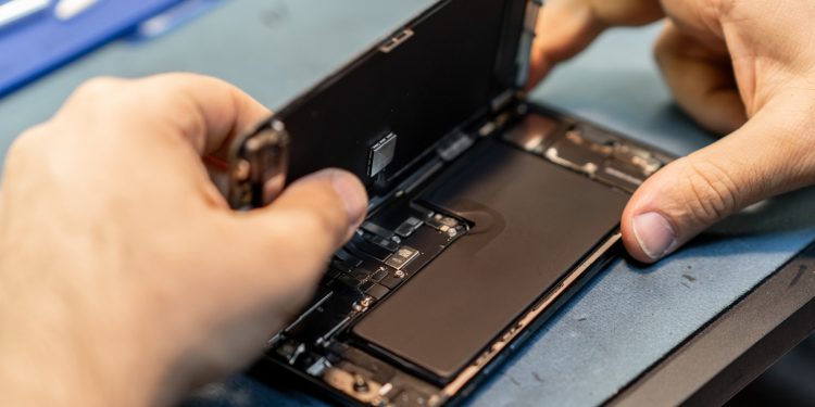 Why Did Smartphone Makers Stop Making Removable Batteries?