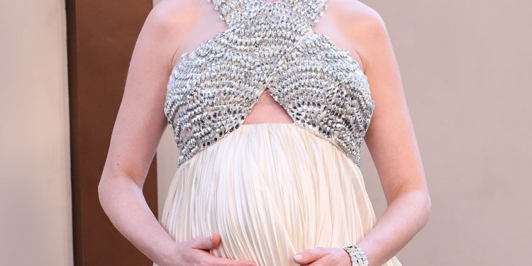 Anne Hathaway Embarks on an Odyssey of Maternity Style