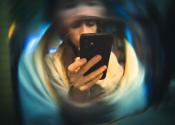 All the Ways You Can Make Reading on Your Phone Easier