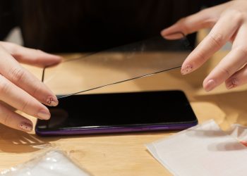 How To Properly Align A Screen Protector For Your Phone