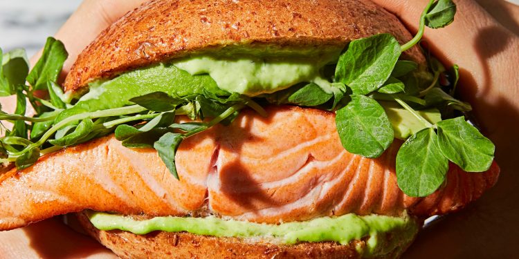 We Asked Dietitians About the Best Diet for Guys. They Actually Gave Us 6 Options.
