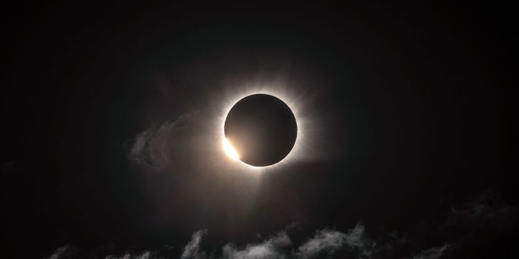 APOD: 2026 August 14 – Total Solar Eclipse from Greenland