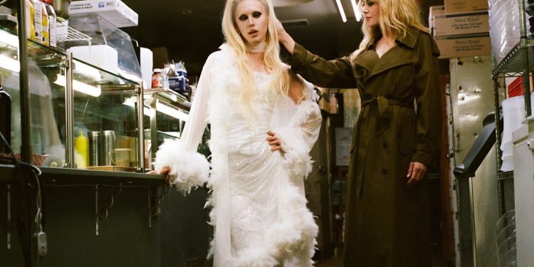 Nicole Kidman Goes to the Club in Video for Troye Sivan’s New Single, ‘She’s the Best’