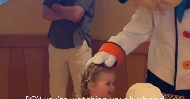 A-list actor goes incognito at Disneyland during heartwarming moment with Goofy
