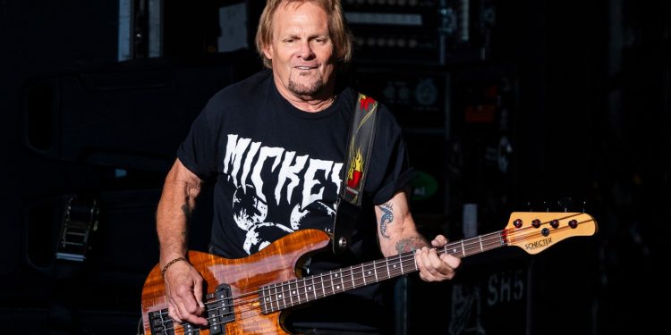 Watch Van Halen’s Michael Anthony Play ‘Runnin’ With The Devil’ With Jason Bonham