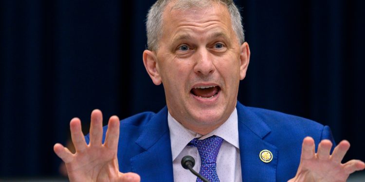 Casten tells Waters he won’t challenge her for Financial Services gavel — but won’t rule it out publicly