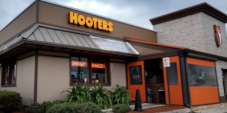 Hooters Restaurant Movie in the Works — Film News in Brief
