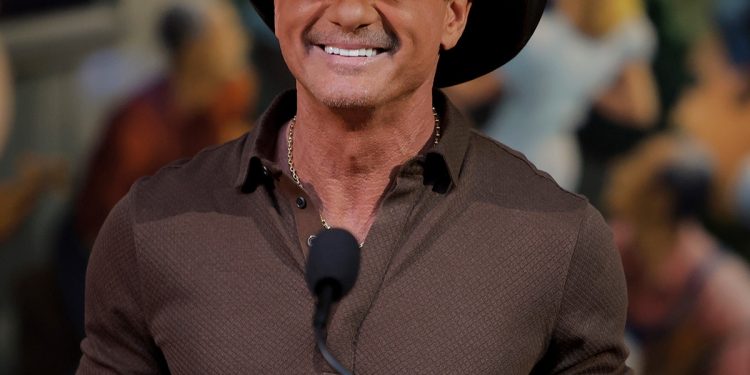 Tim McGraw Reacts After Falling Onstage During Cincinnati Concert