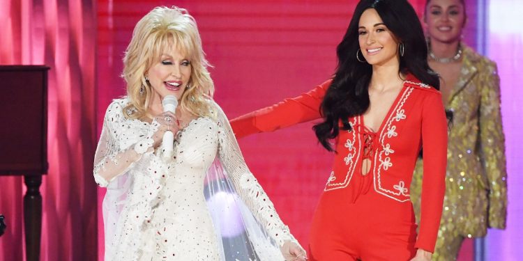See Kacey Musgraves Cover Dolly Parton’s ‘Here You Come Again’ in Boston