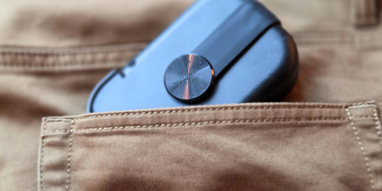 Razer squeezed a full controller into something that fits in your pocket