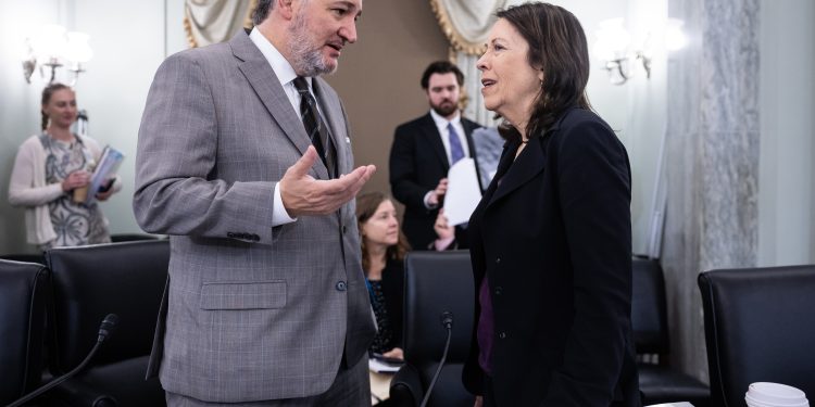 Senate passes bipartisan bill to overhaul college sports