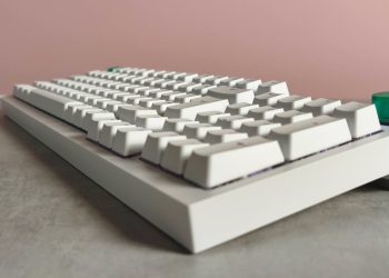 Logitech G316 X 98 review: a super-thocky keyboard with a useless screen